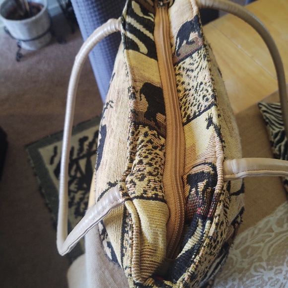 Jungle-Medley Travel Tote - Picture 2 of 4